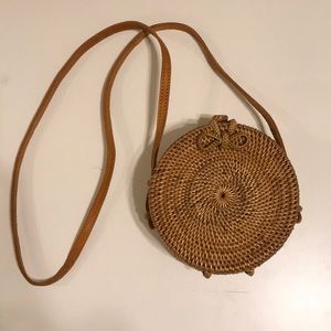 Round woven purse